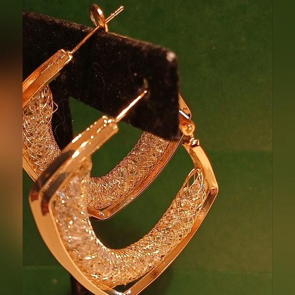 ✨️Gold Vermeil 4 side Gold Tone Mesh Post Earrings✨️ - Picture 4 of 15